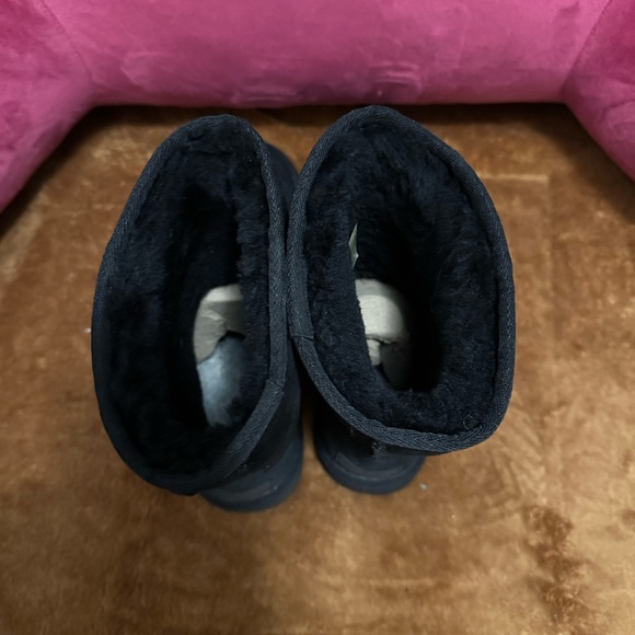 Condition: Excellent to Very Good Used| Size: 8 | UGG Classic Short II Booties - Picture 6 of 12